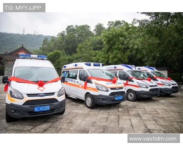 足球明星积极行动推救护车助力公益事业传递温暖与关爱